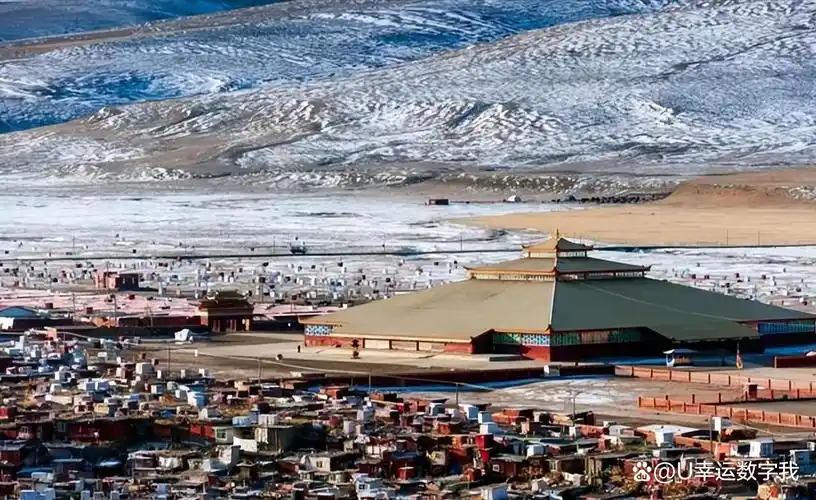 从半山坡往下眺望,会发现整座寺庙十分气派,不过觉姆区所居住的房子和