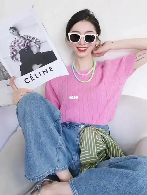 高级感粉色上衣牛仔裤