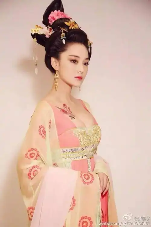 袒胸露乳算什么穿上衣服照样露点