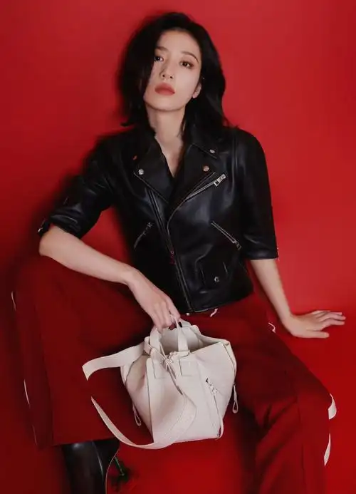 演员周雨彤actresszhouyutong演绎loewe