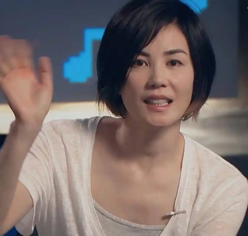 51岁王菲现身状态好,剪短发皮肤白不见皱纹,穿薄t恤却显小腹_休闲