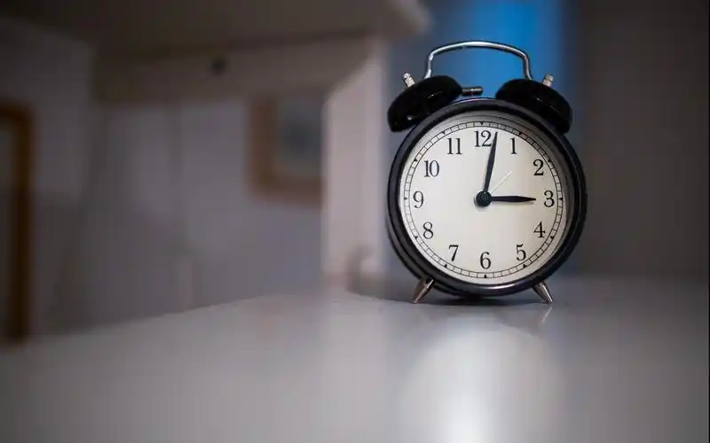 清晨闹钟电脑桌面壁纸闹钟时间钟表小闹钟