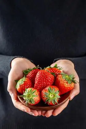 双手捧着草莓