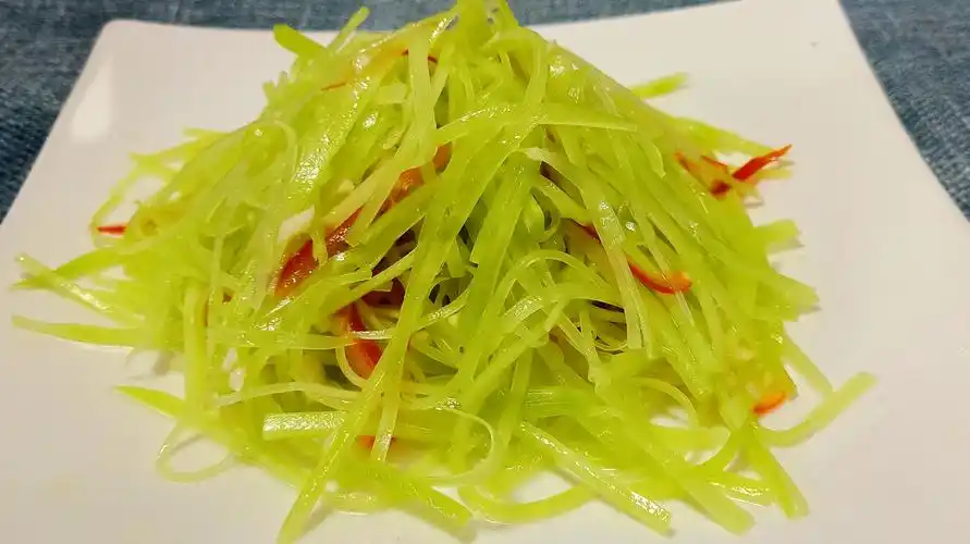 凉拌窝笋,很多人喜欢吃的一道凉菜,酸脆爽口开胃