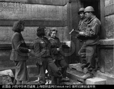 二战中惨遭粹蹂蹂躏的苏联女兵:死后也被如此羞辱 下半部分为德国女