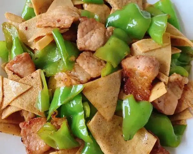 第9步(尖椒豆片炒肉的做法)