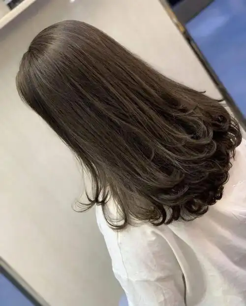 想要显脸小的你不妨尝试一下这款发型哦!