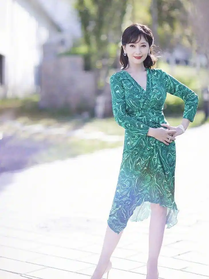 68岁赵雅芝不服老,穿"芦荟裙"优雅大方,腿又白又细