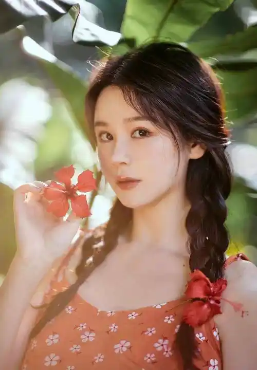 虽然没有出演父亲的作品,她和晶女郎邱意浓也有互动,曾点赞对方的新年