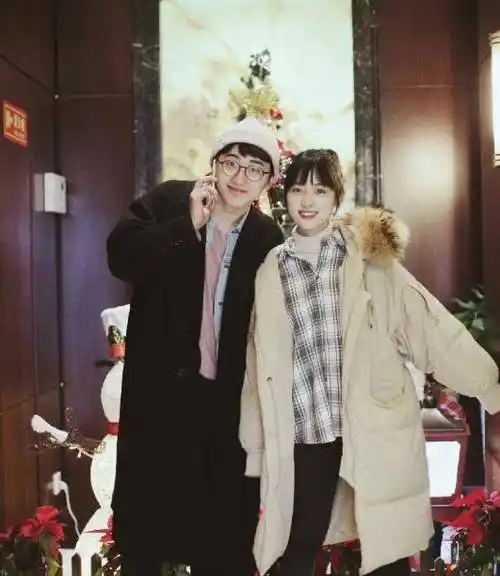 沈月恋情疑似曝光,与神秘男子骑电驴搂腰,没戴头盔遭网友谴责_观众