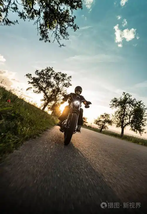 在日落期间骑 sportster 摩托车的男子照片-正版商用图片0nfb1h-摄图
