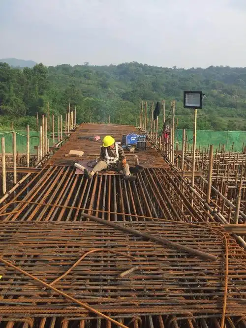 盖梁顶板绑扎钢筋