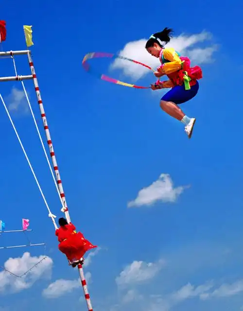 也叫"打秋千",是朝鲜族传统体育项目,妇女尤其喜爱.