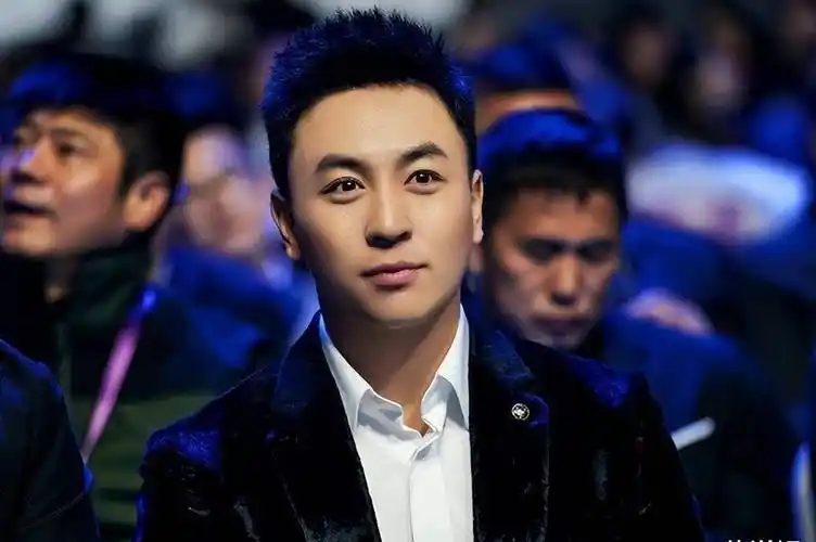 释小龙携妻女出行被拍,女儿正脸照首次曝光,妻子也罕见现身_照片_网友