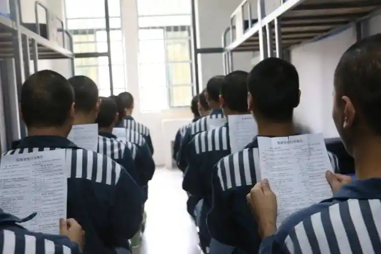 定期组织罪犯开展入监队列训练,使服刑人员快速适应监狱服刑改造生活.