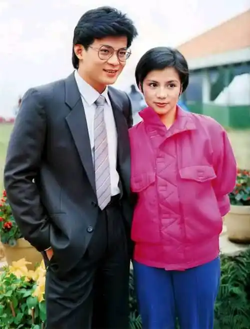 翁美玲接地气玫红色外套和黄日华合拍有最佳cp组合的感觉