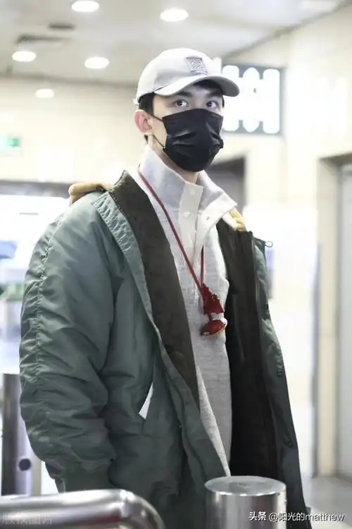 吴磊结束巴黎男装周行程返回北京