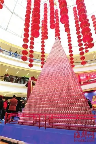 n本报记者 黄璇璇 肖春道 文/图  本报讯 昨天,"最大的易拉罐