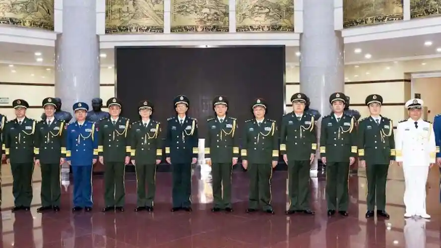 国防大学举行晋升少将军衔仪式