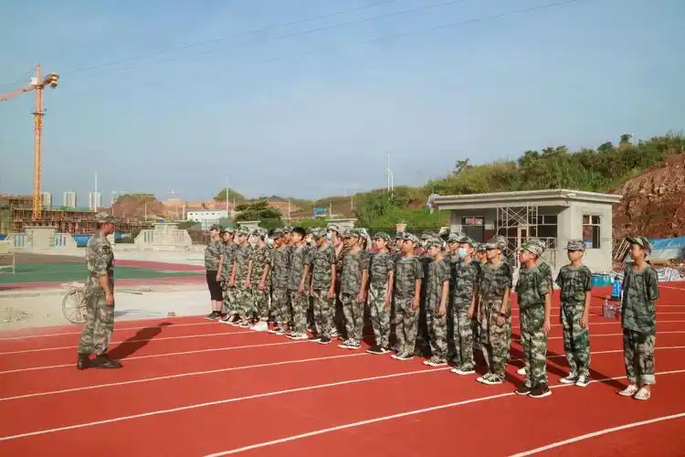 东兴市第三中学2020年秋七年级学生军训开训动员仪式