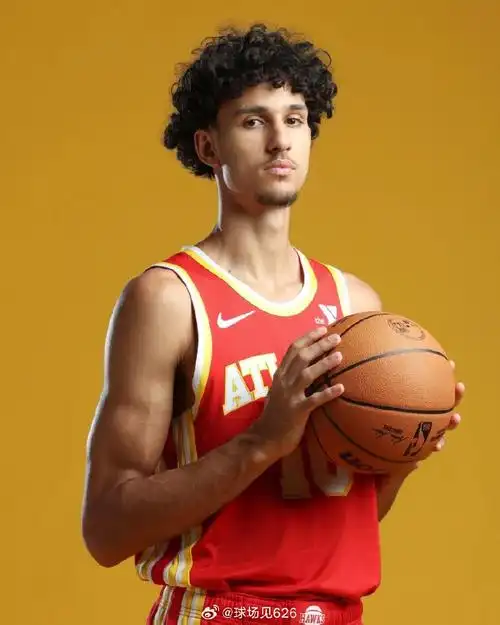 老鹰#官方更新ins,晒出一组老鹰新秀扎卡里-里萨谢的定妆照与球迷