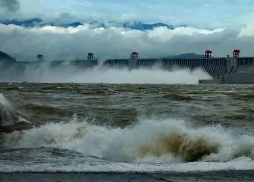 三峡大坝泄洪,巨浪翻滚. 视觉中国 资料图