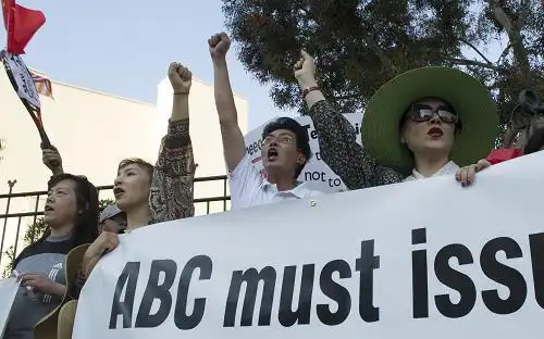 美国华侨华人抗议电视台辱华言论