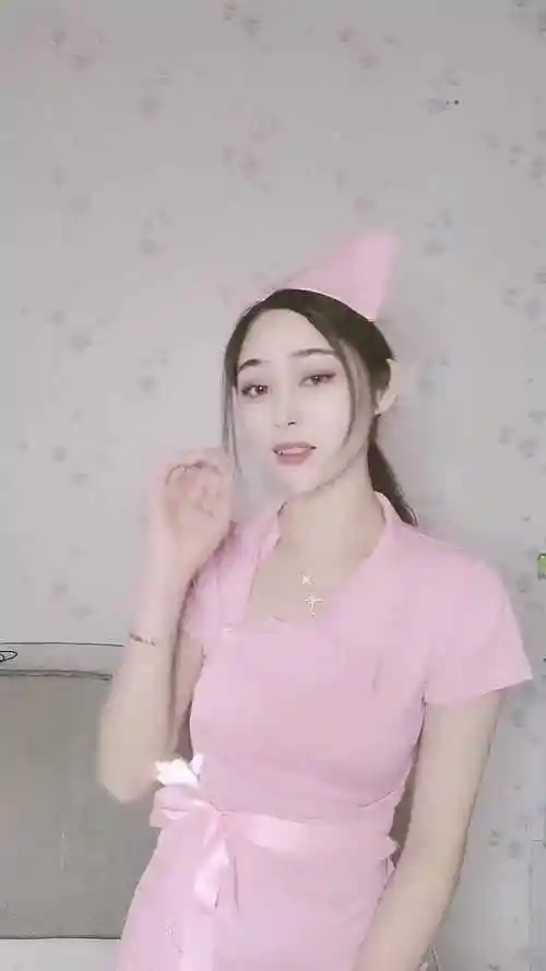 美女穿护士服跳舞你们觉得衣服好看还是人好看