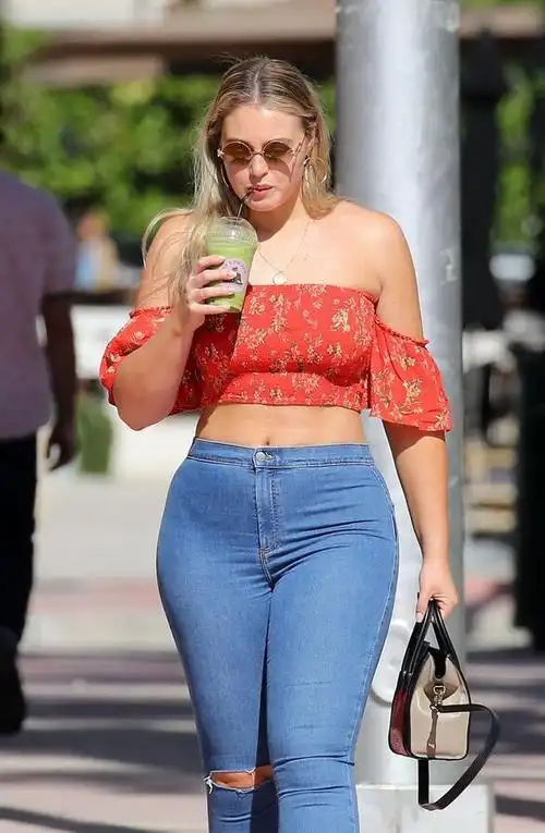 大码超模伊斯卡劳伦斯现身迈阿密街头她的笑容让人心动