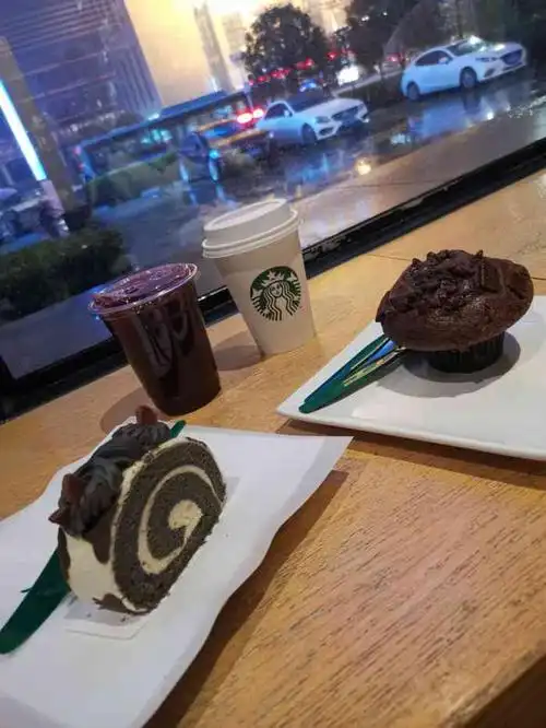 打分 雨天,在星巴克避避雨,听着悦耳的音乐,吃点小甜点,和闺蜜聊天