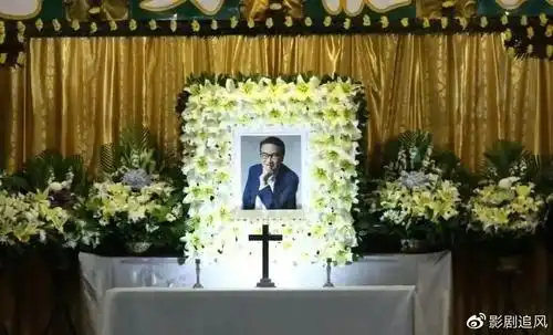 吴孟达设灵幼子哀伤抵灵堂星爷花牌放遗像旁两大巨星扶灵
