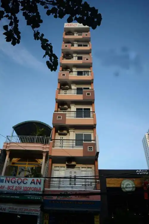 越南每家每户都是四五层小楼,但占地面积小,网友:在国内是危房_房子