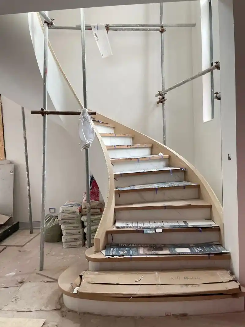 这把弧形设计的楼梯,也太好看了吧?流线型的设计充满着动感!