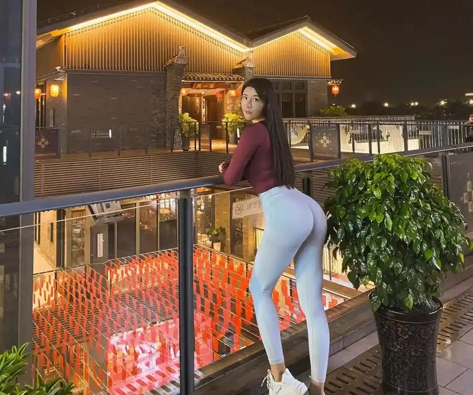 健身达人刘太阳晒新照!体型欧美风很显眼,总裁班进修身材是焦点