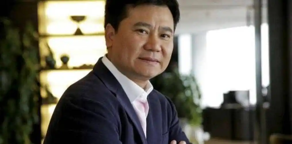 他身价164亿,创业不忘带弟弟,如今弟弟身价950亿_张桂平_苏宁_张近东