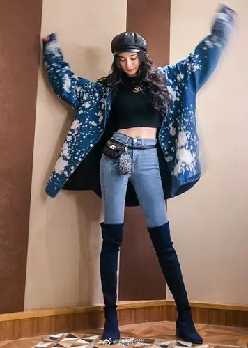 杨幂最新街拍造型,小蛮腰 大长腿,这腰身比简直完美!