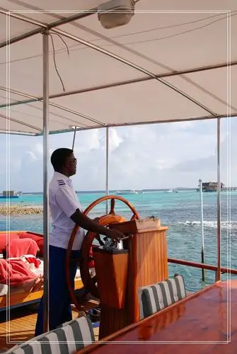 天气是不错.可是没看见.船长开船的姿势还是很帅气的,呵呵水上餐厅.