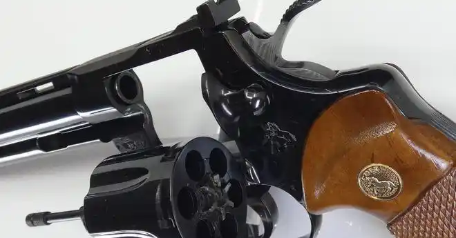 美国人的奇思妙想加一根铁管转轮手枪能自动抛出弹壳