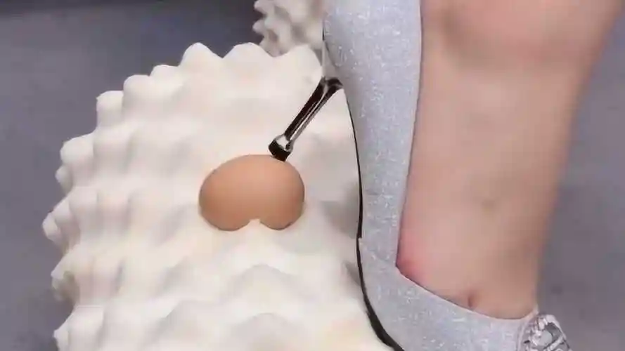 妹子穿高跟鞋踩鸡蛋,这一脚下去竟然没有烂?