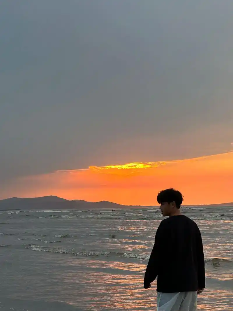 男高中生 #日落92 #夕阳下的背影 #可以看看你们拍的海 - 抖音