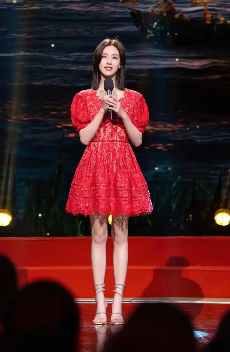 原创陈都灵穿红色蕾丝连衣裙格外的清新洋气网友看后让人心动