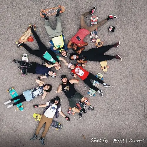 小编找了半天,看到了俯拍的教科书式合影照片,和大家一起分享!