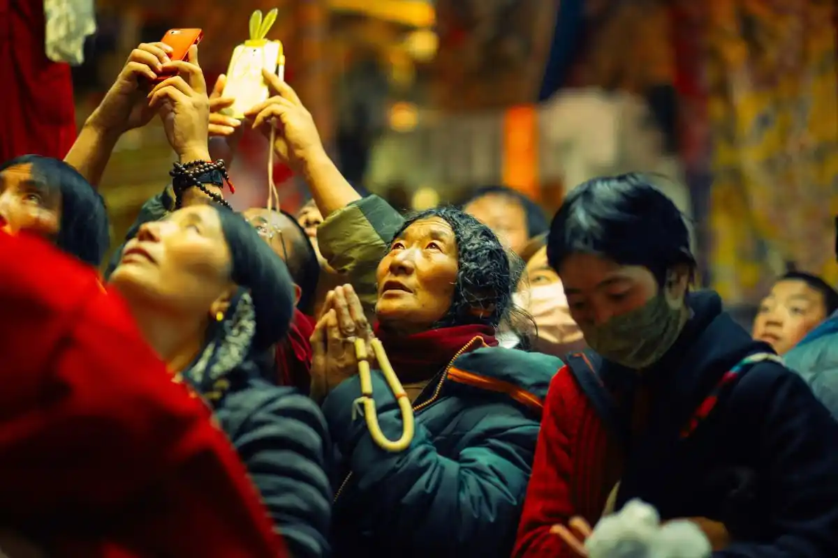 周围的藏民和僧人于是纷纷聚在下面诵经祈福,高原的信仰让我在短短几