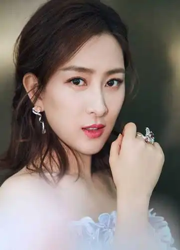 40岁马苏与中年男子逛艺术馆被拍频繁被曝新恋情却至今未婚