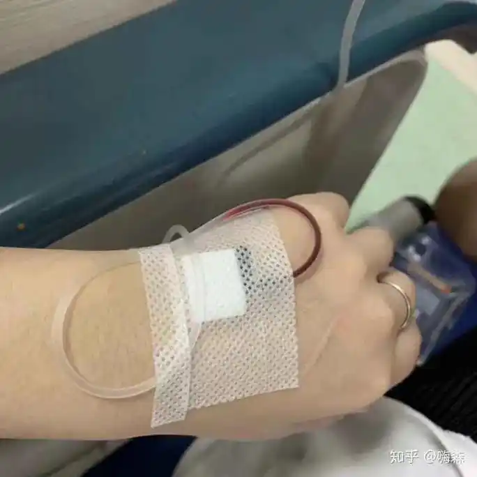 一个人输液静静看着吊针慢慢滴,一瓶250ml的吊瓶水,女孩子 - 抖音