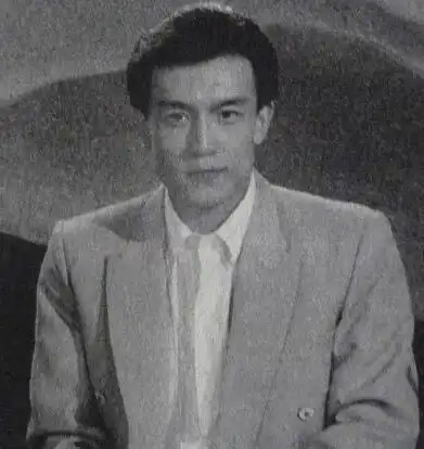 李咏年轻旧照曝光发型时髦帅气似小鲜肉