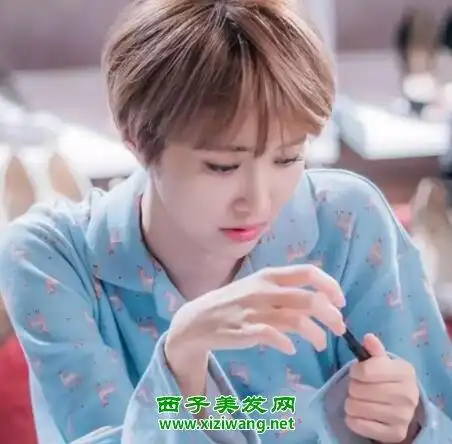 头短发发型,带有一种干练洋气的味道,衬托的圆脸女生格外的帅气上镜