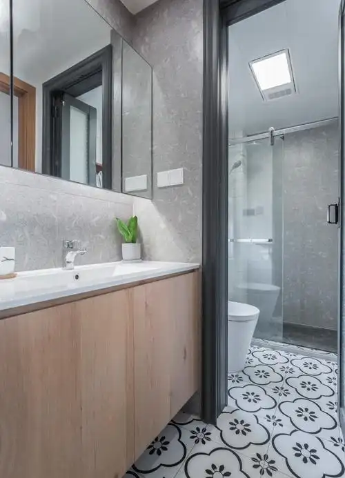 淋浴房用粗糙的火烧石作为地面,非常防滑,可以赤脚淋浴.