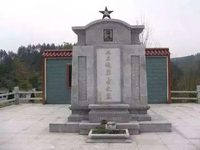 他曾经是林彪的领导和徐向前是同期校友是周总理最喜爱的学生