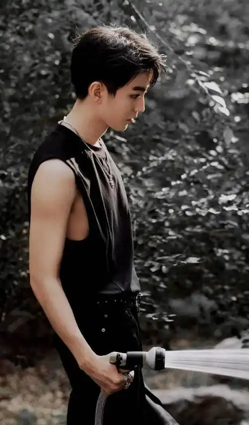 王俊凯生日写真曝光硬汉风格引关注王源千玺卡点庆生情谊满满